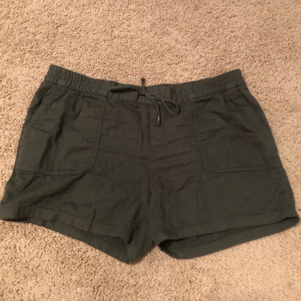 Olive green cotton shorts with pockets